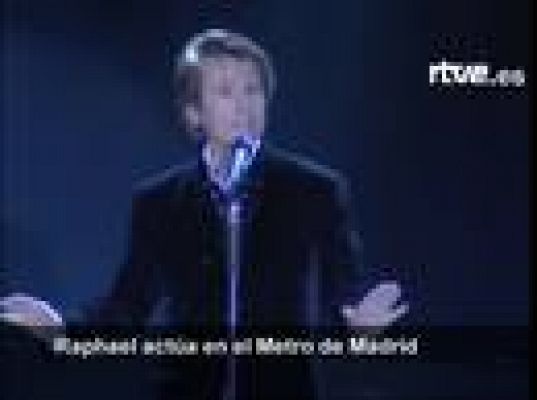  - Raphael actúa en el metro de Madrid