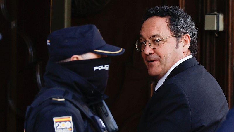 Los agentes de la UCO justifican el volcado "total" de los dispositivos del fiscal y reconocen su "colaboración activa" - Telediario 1 | Ver