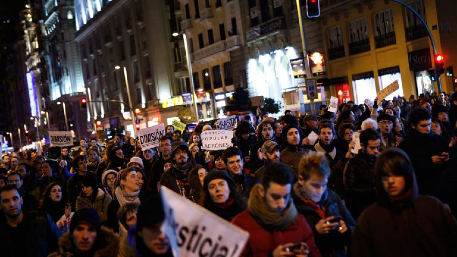 Miles de personas recorren Madrid contra la corrupción política
