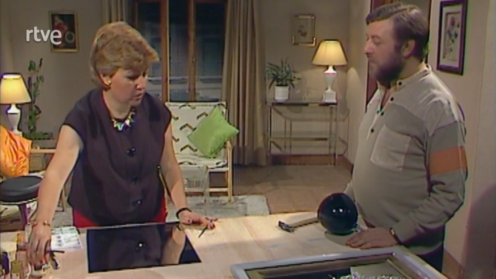 Manos artesanas - Cómo se hace un cuadro con abalorios - Programas y Concursos en el Archivo de RTVE | Ver