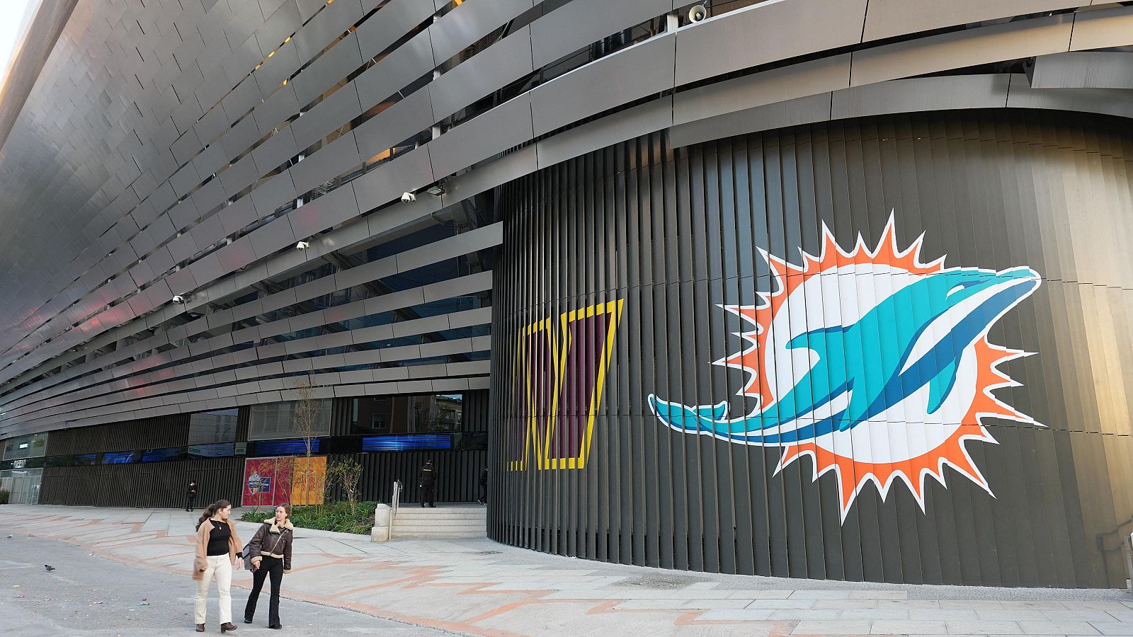 El estadio Santiago Bernabéu cambia su aspecto para acoger el partido de la NFL entre Miami Dolphins y el Washington Commaders del 16 de noviembre.