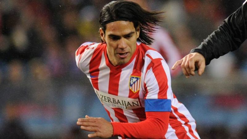 Falcao ha entrenado con el resto de sus compañeros del Atlético de Madrid pero Simeone quiere asegurarase que esté al 100 por cien y por eso no es seguro que juegue en Liga contra el Betis. El tigre se ha perdido los últimos partidos con su equipo y 