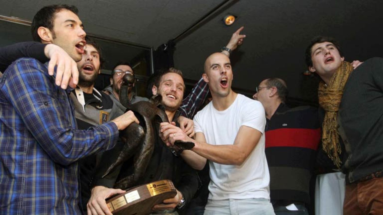 Al balonmano español le toca bajar de la nube para ponerse el mono de trabajo. En plena ola de éxito y sólo una semana despues de celebrar el título mundial a los campeones les toca guardar la medalla. Cuarenta días despues vuelve la Liga Asobal.