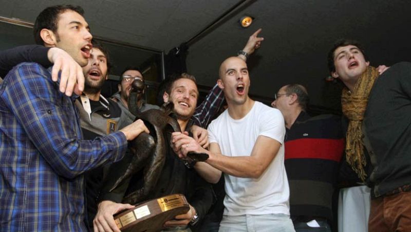 Al balonmano español le toca bajar de la nube para ponerse el mono de trabajo. En plena ola de éxito y sólo una semana despues de celebrar el título mundial a los campeones les toca guardar la medalla. Cuarenta días despues vuelve la Liga Asobal.