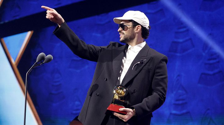 Bad Bunny y los argentinos Ca7riel y Paco Amoroso, triunfadores en los Latin Grammy | Ver