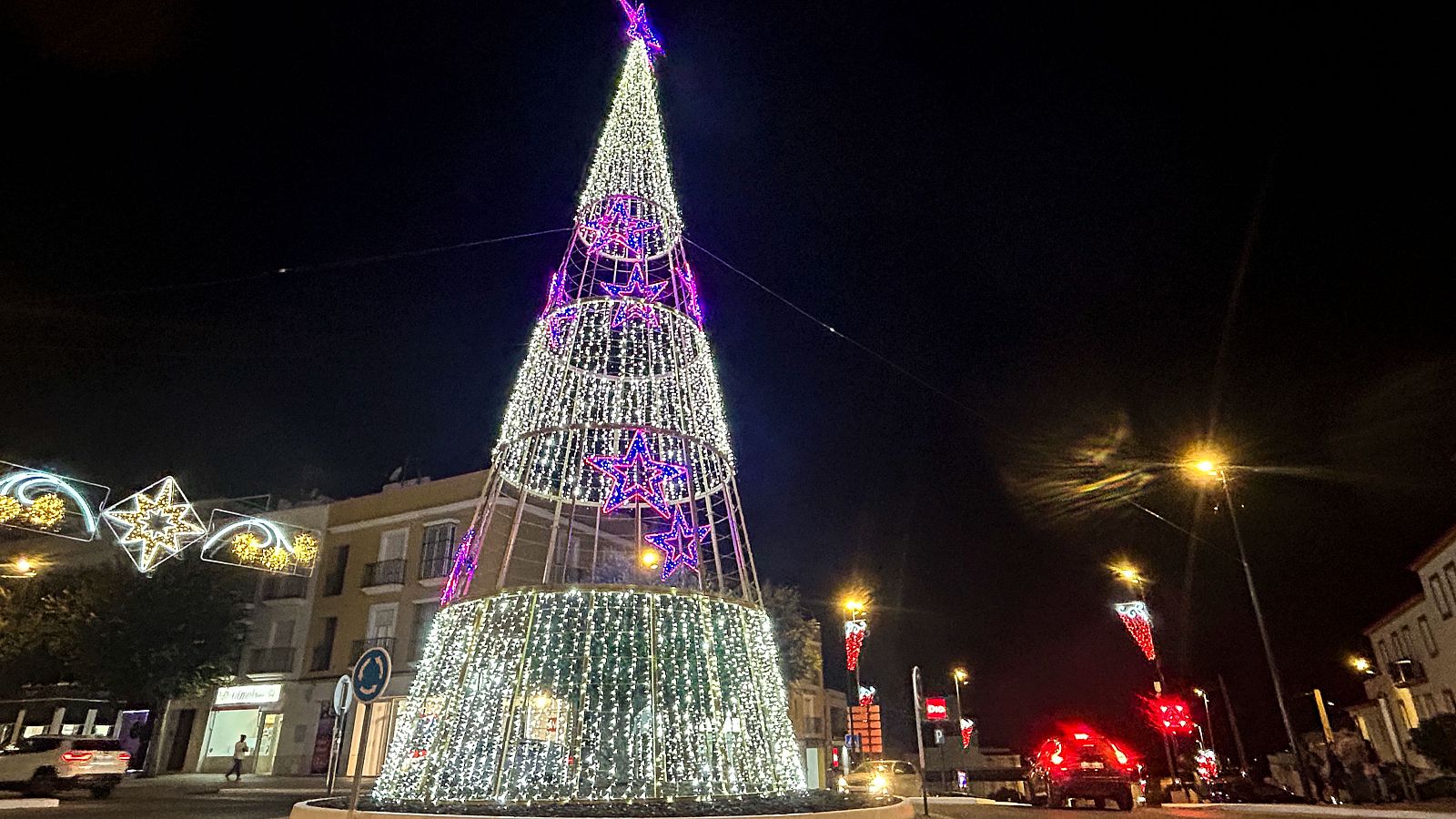 El alumbrado y la decoración navideña se deja ver ya en España | Ver