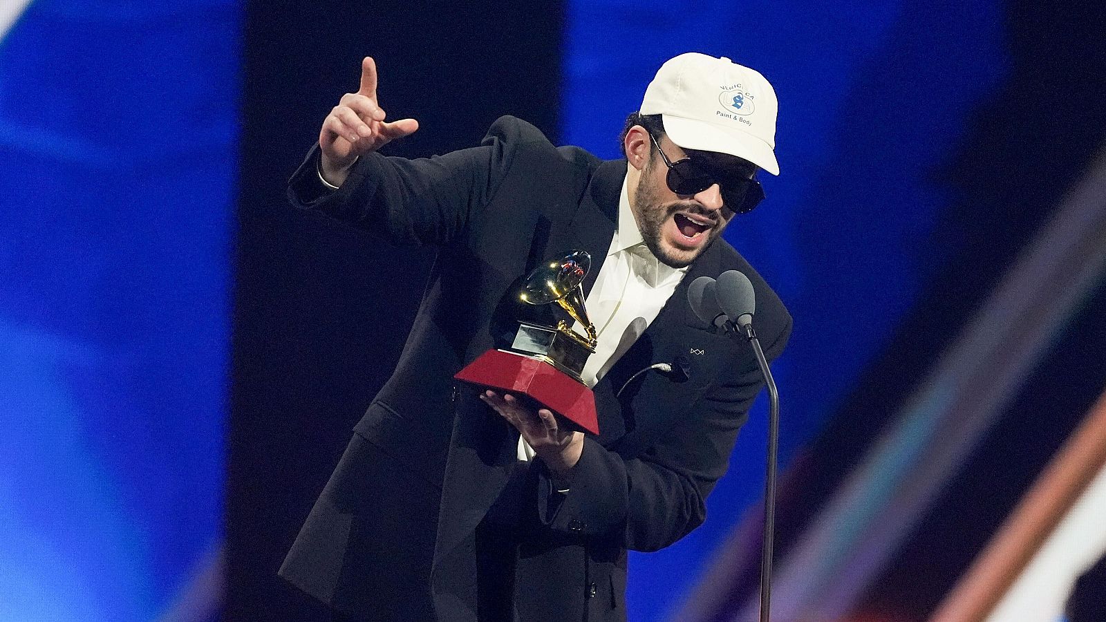 Bad Bunny se ha coronado con cinco Grammys - Telediario 1 | Ver