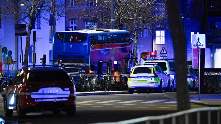 Telediario 2 - Varias personas mueren al estrellarse un autobús en una marquesina en Estocolmo, Suecia