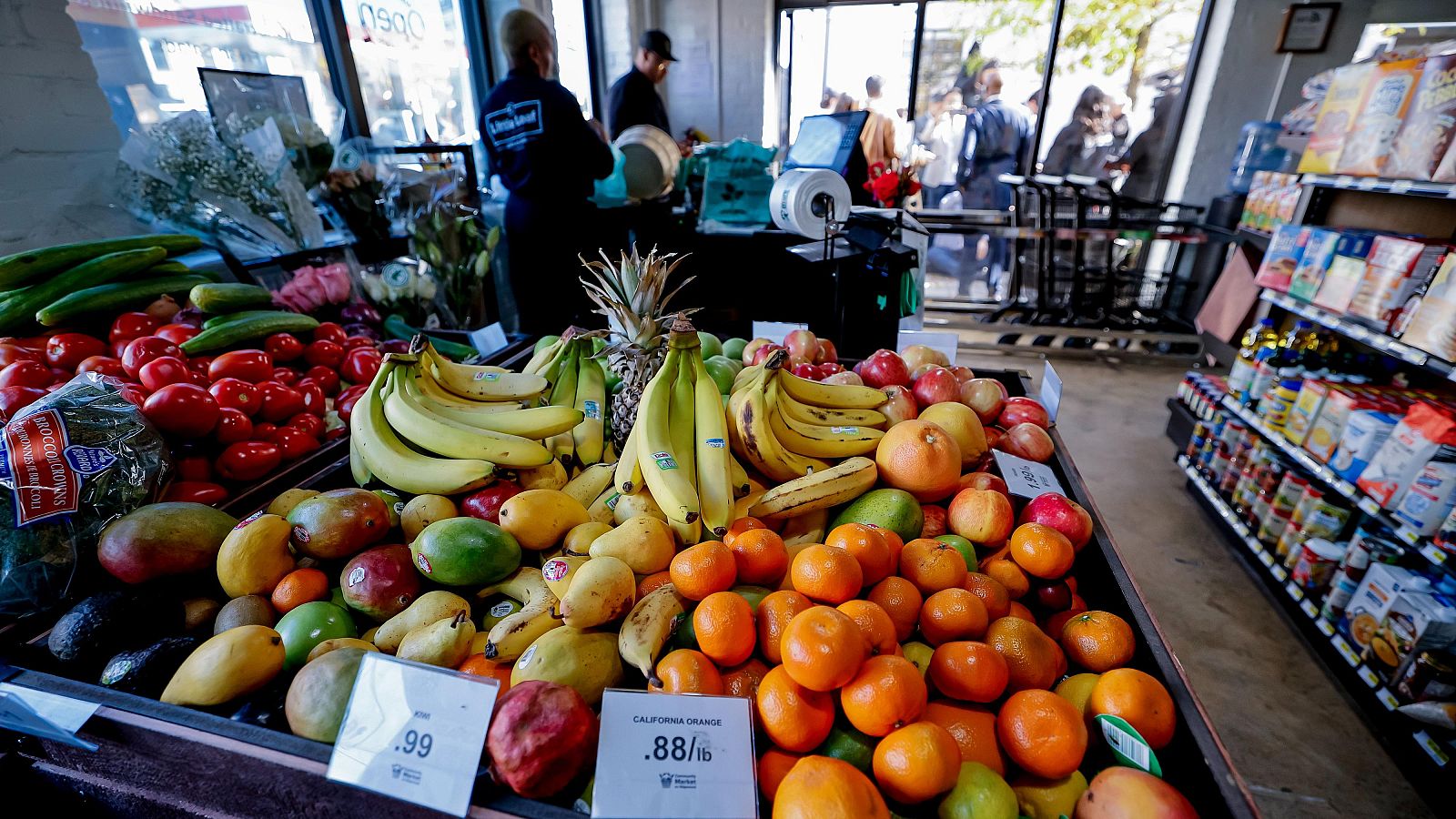 La OCU alerta de que cada vez nos cuesta más caro comer sano - Telediario 2 | Ver