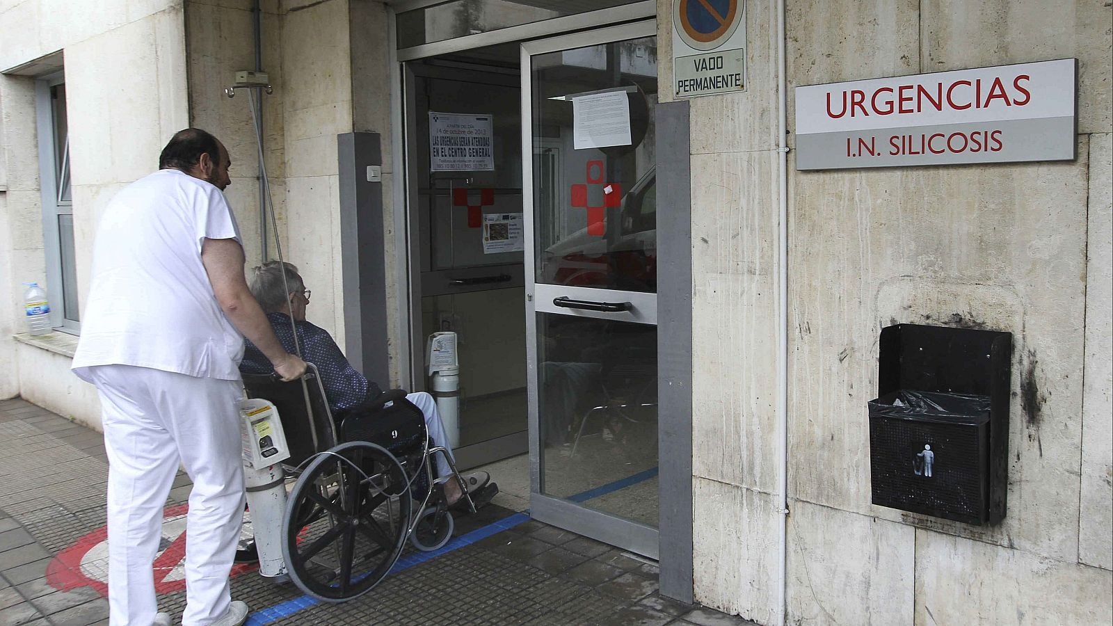 La silicosis afecta a numerosos vecinos que trabajan la pizarra tras los incendios en Valdeorras - Telediario 2 | Ver