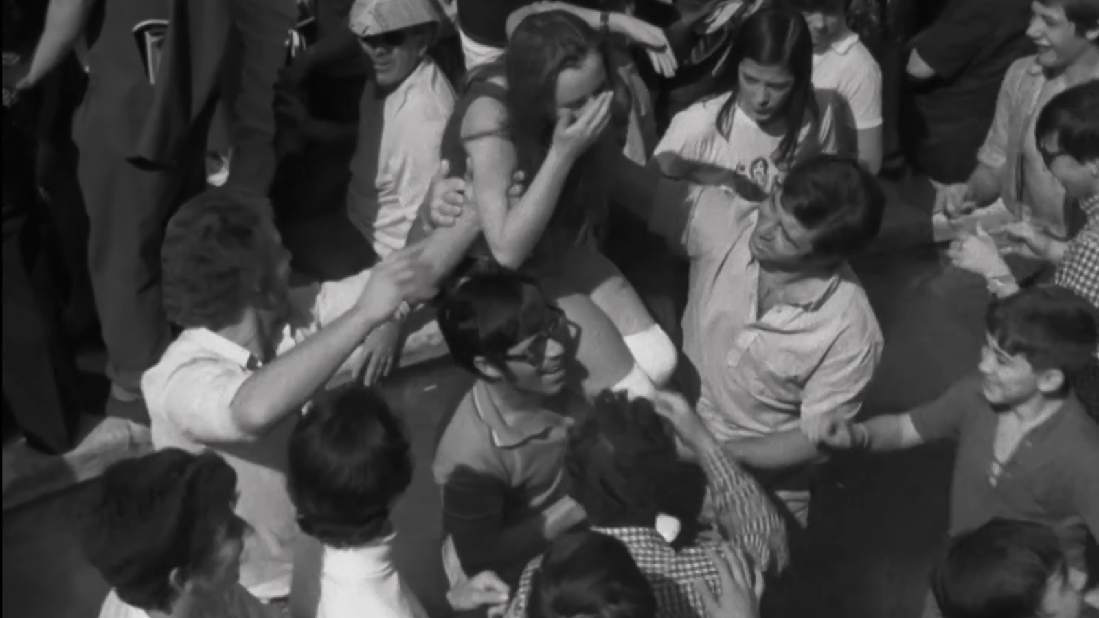 Ambiente previo de ocio en la manifestación de adhesión a Francisco Franco en la Plaza de Oriente de Madrid de 1971 - Fue noticia en el Archivo de RTVE | Ver