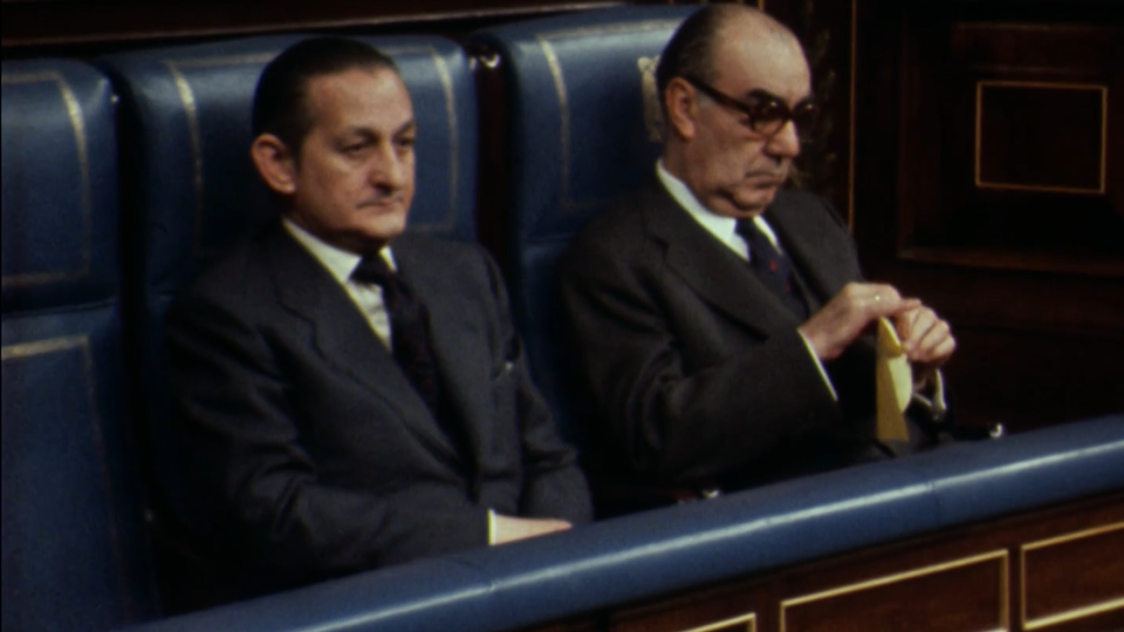 Carrero Blanco hace pajaritas de papel en 1973 en su último pleno de las Cortes - Fue noticia en el Archivo de RTVE | Ver