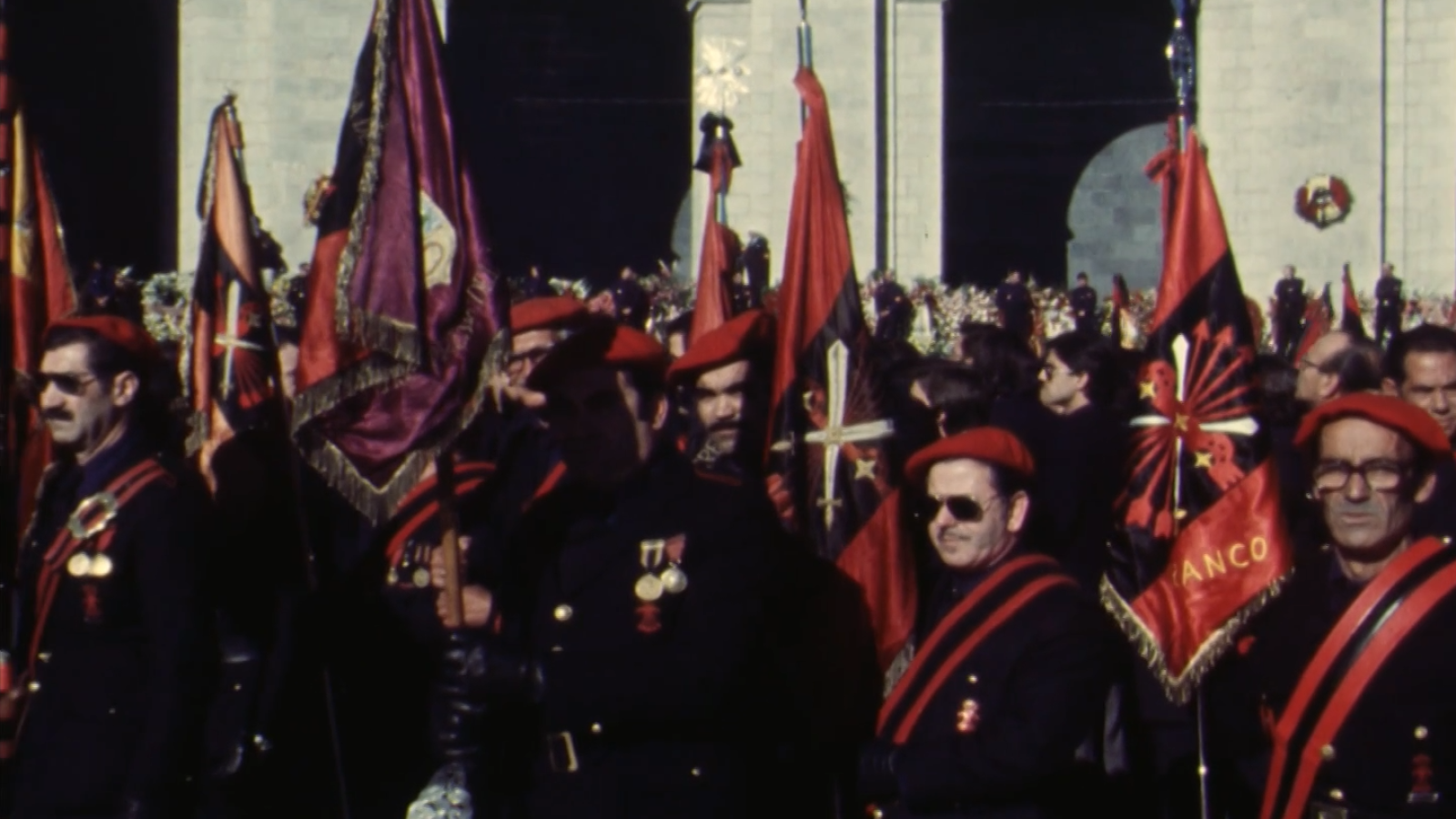 Falangistas y excombatientes esperan la llegada del féretro de Franco en el Valle de los Caídos - Fue noticia en el Archivo de RTVE | Ver