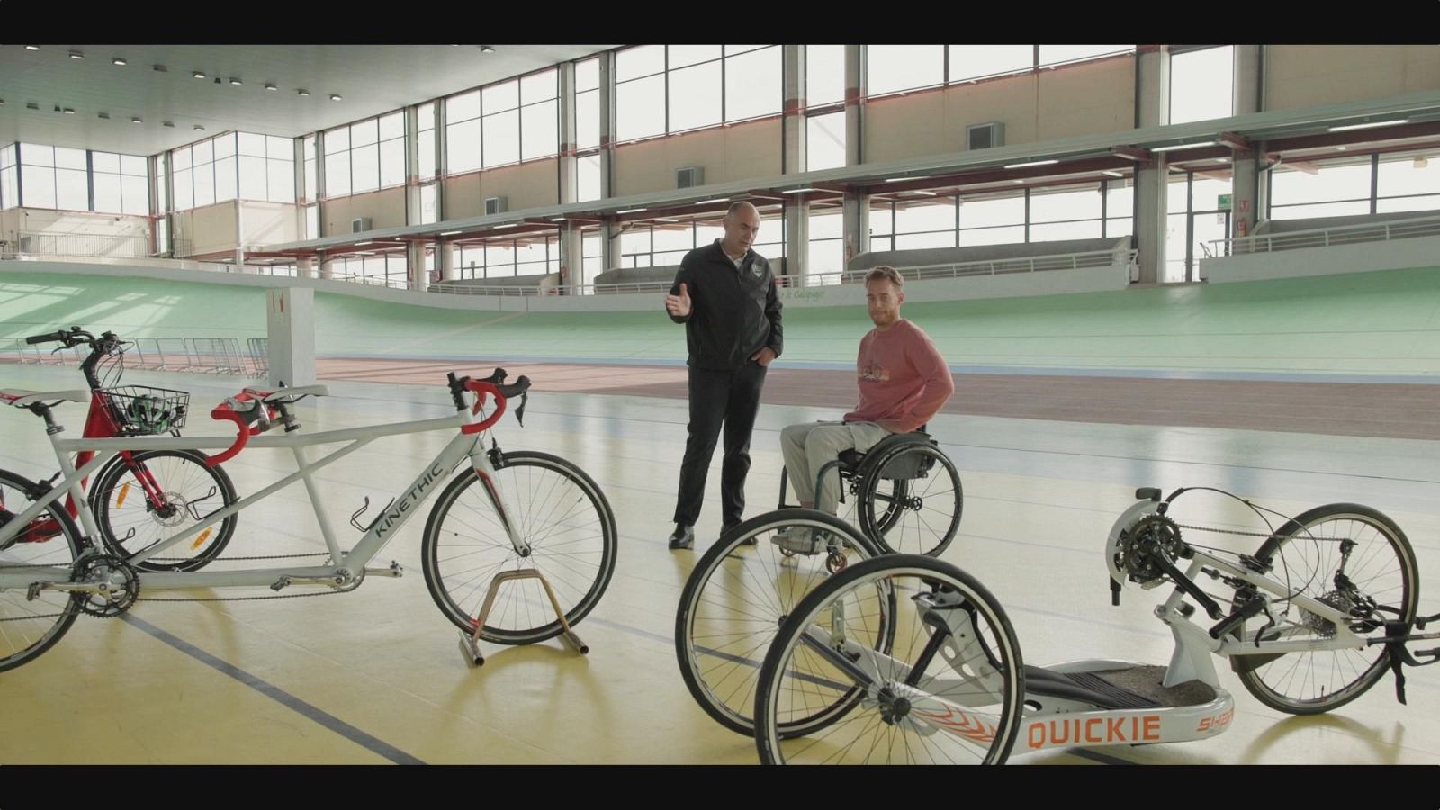 De seda y hierro - Mirar hacia adelante | Ver