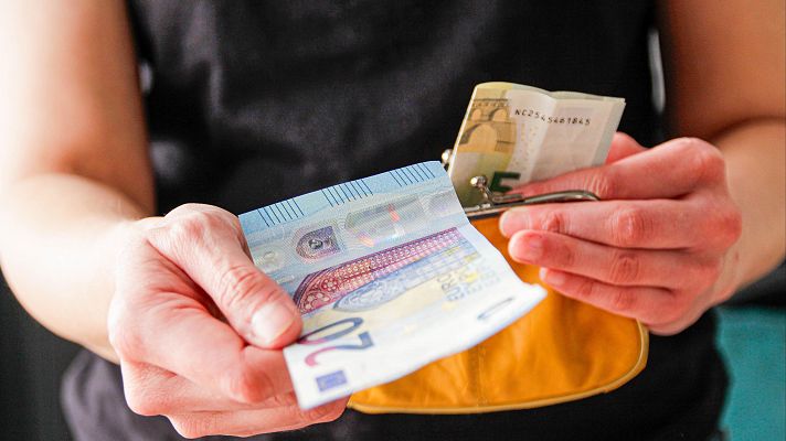 Telediario Fin de Semana - El 57% de las transacciones en España todavía se pagan en efectivo