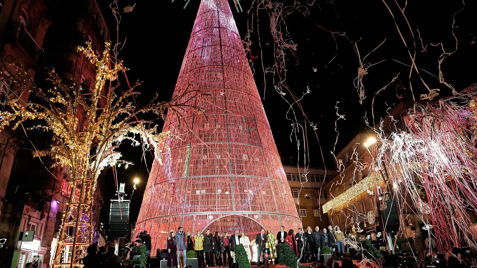 La Navidad ya ilumina la ciudad de Vigo | Ver