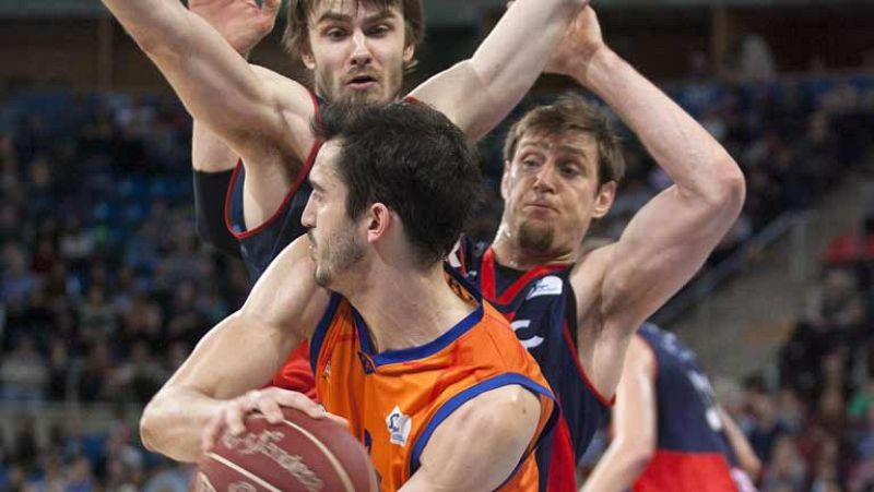 El Caja Laboral amplía su racha victoriosa, al superar al Valencia Basket por un ajustado 79-75. Andrés Nocioni, con 20 puntos, fue el máximo anotador del choque. 