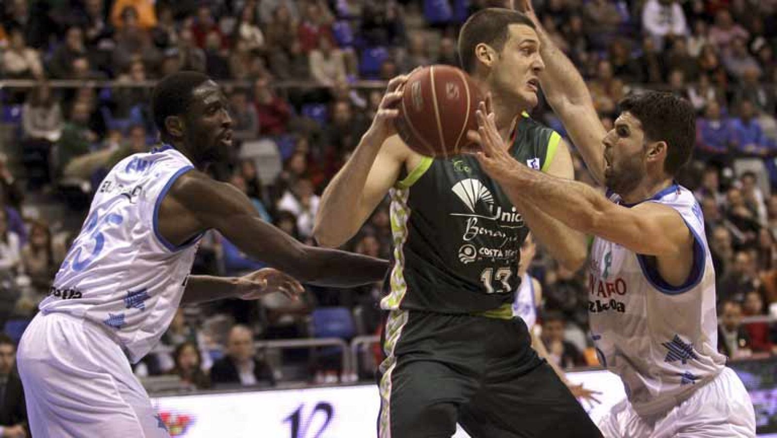 Los malagueños vuelven a conocer la victoria en Liga Endesa, tras cinco partidos perdidos. Earl Calloway fue líder de los malagueños, que pudieron con el Lagun Aro pese al gran partido de Morris Finley.