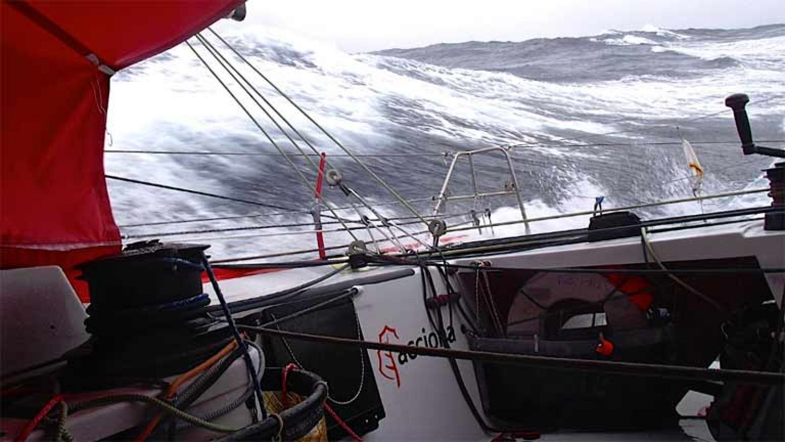 Según ha podido saber TVE, el barco español de la Vendée Globe, el Acciona, ha volcado a 500 millas nauticas al oeste de la isla de Madeira. Su tripulante, Javier Sansó, se encuentra en un bote salvavidas junto al casco del barco esperando ser rescat