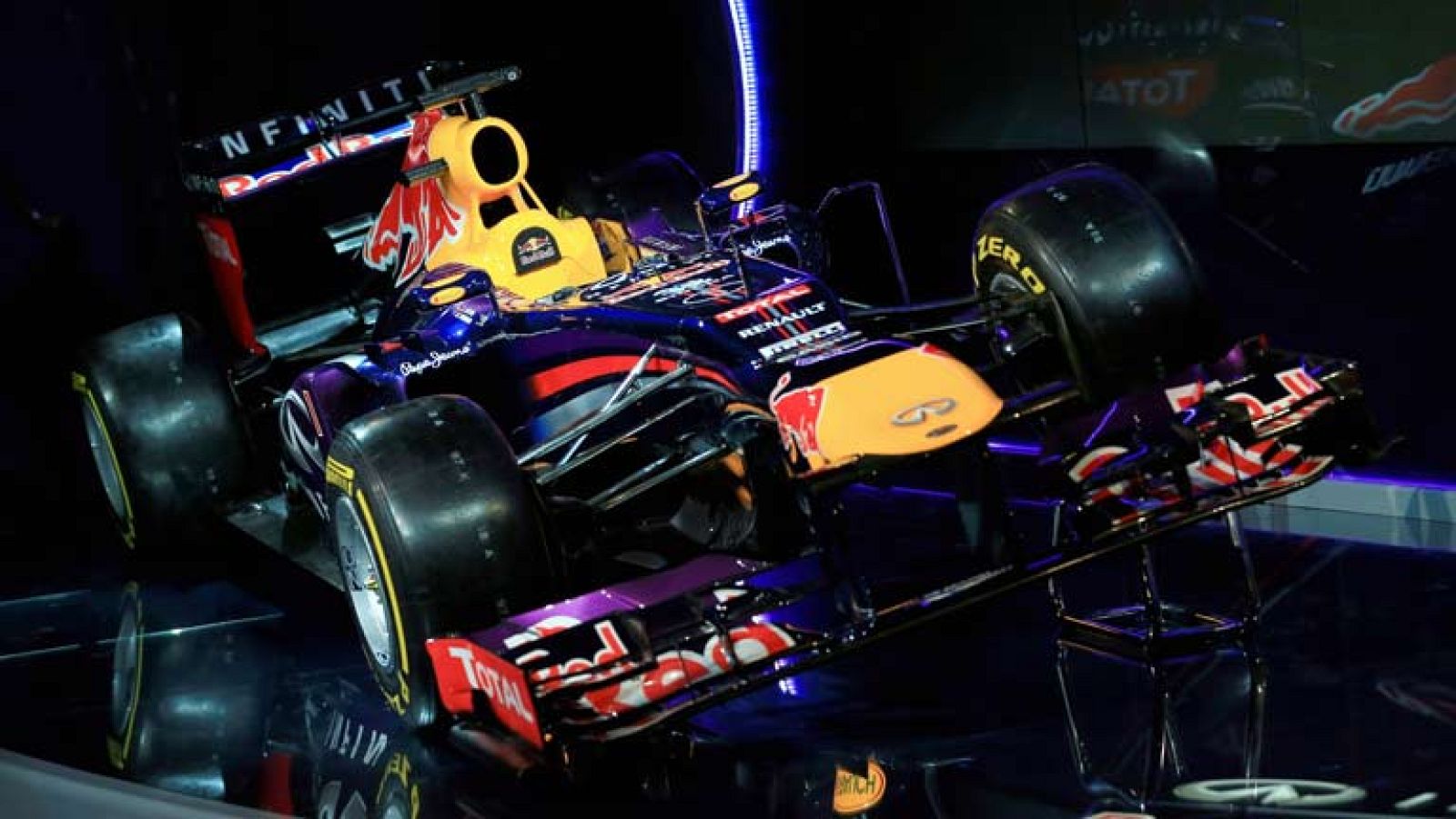 Es el RB9, el nuevo monoplaza con el que la escudería Red Bull pretende revalidar el campeonato del Mundo de constructores y de pilotos. Sebastian Vettel, lo va a pilotar por primera vez el martes. El diseñador Adrian Newey dice que es una evolución