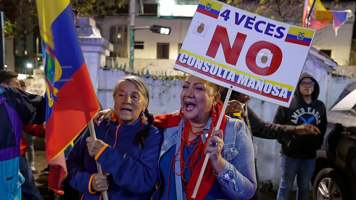  - El "No" se impone en el referéndum de Ecuador y frena la reforma constitucional de Noboa