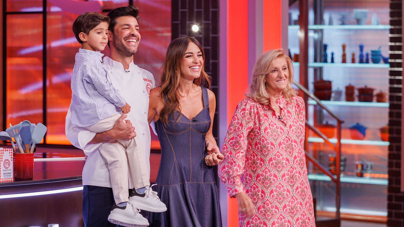 Paula Echevarría y los hijos de Mariló Montero llegan a MasterChef - MasterChef Celebrity | Ver