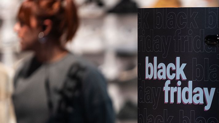 Telediario 2 - Consumo lanza una campaña para ampliar la vigilancia de posibles rebajas engañosas en 'Black Friday' y 'Cyber Monday'
