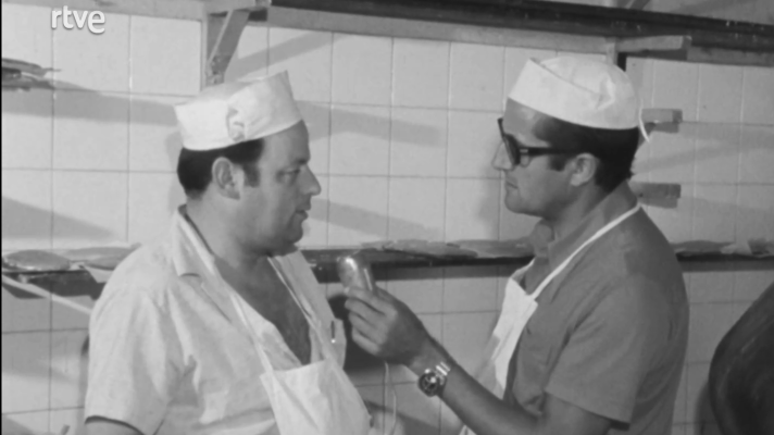 Fue noticia en el Archivo de RTVE - Pastelero elaborando tortas de San Juan