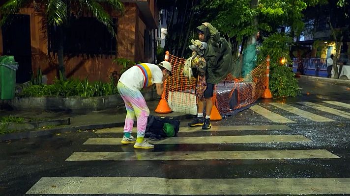 Hasta el fin del mundo - Aldo pierde su ropa de invierno en un barco y no tiene con qué protegerse de la lluvia