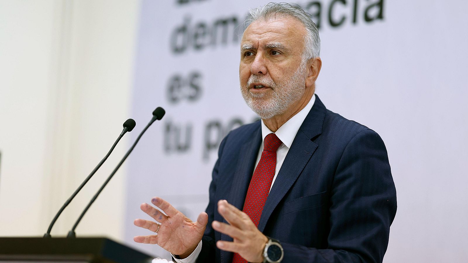 Ángel Víctor Torres, sobre el 20-N: "No celebramos la muerte de nadie, sino el principio de la recuperación democrática" - La noche de... | Ver