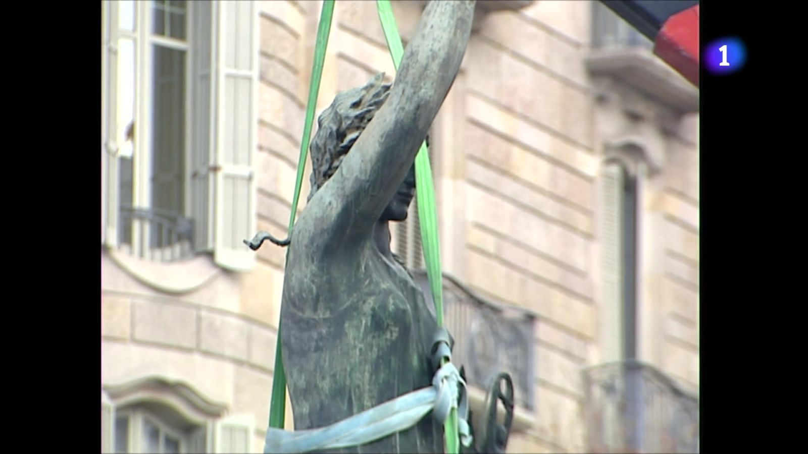 Els símbols de la dictadura continuen visibles a l'espai públic