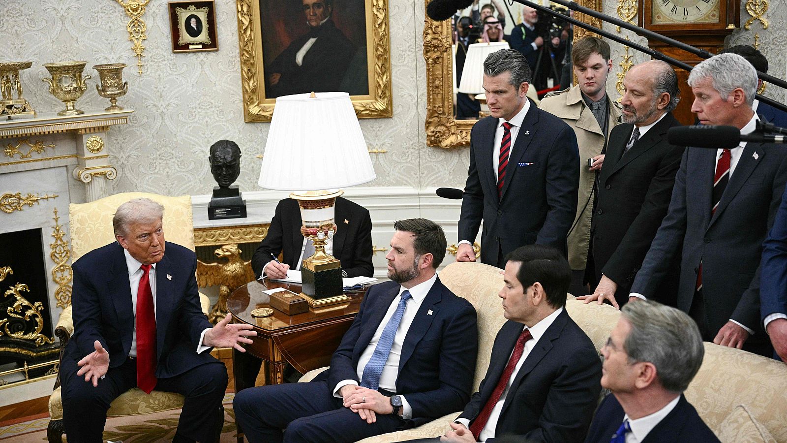 Los insultos de Trump a los periodistas que le preguntan algo que no le gusta | Ver