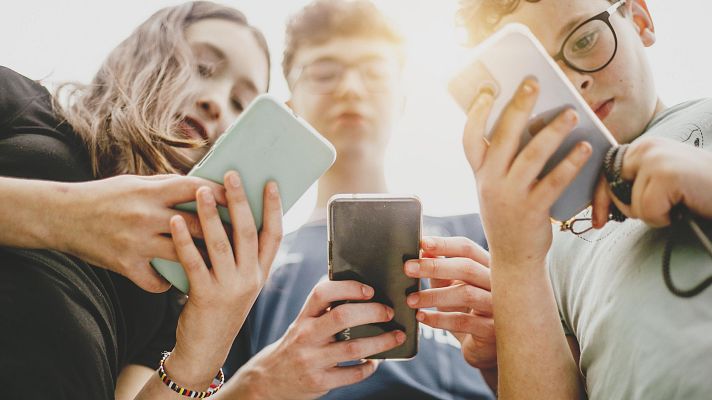 Telediario 2 - Los menores de 15 años usan menos el teléfono móvil, el 67,9%, según el INE