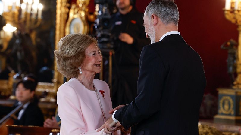 Felipe VI impone a la reina Sofía el Toisón de Oro - Modo Digital | Ver