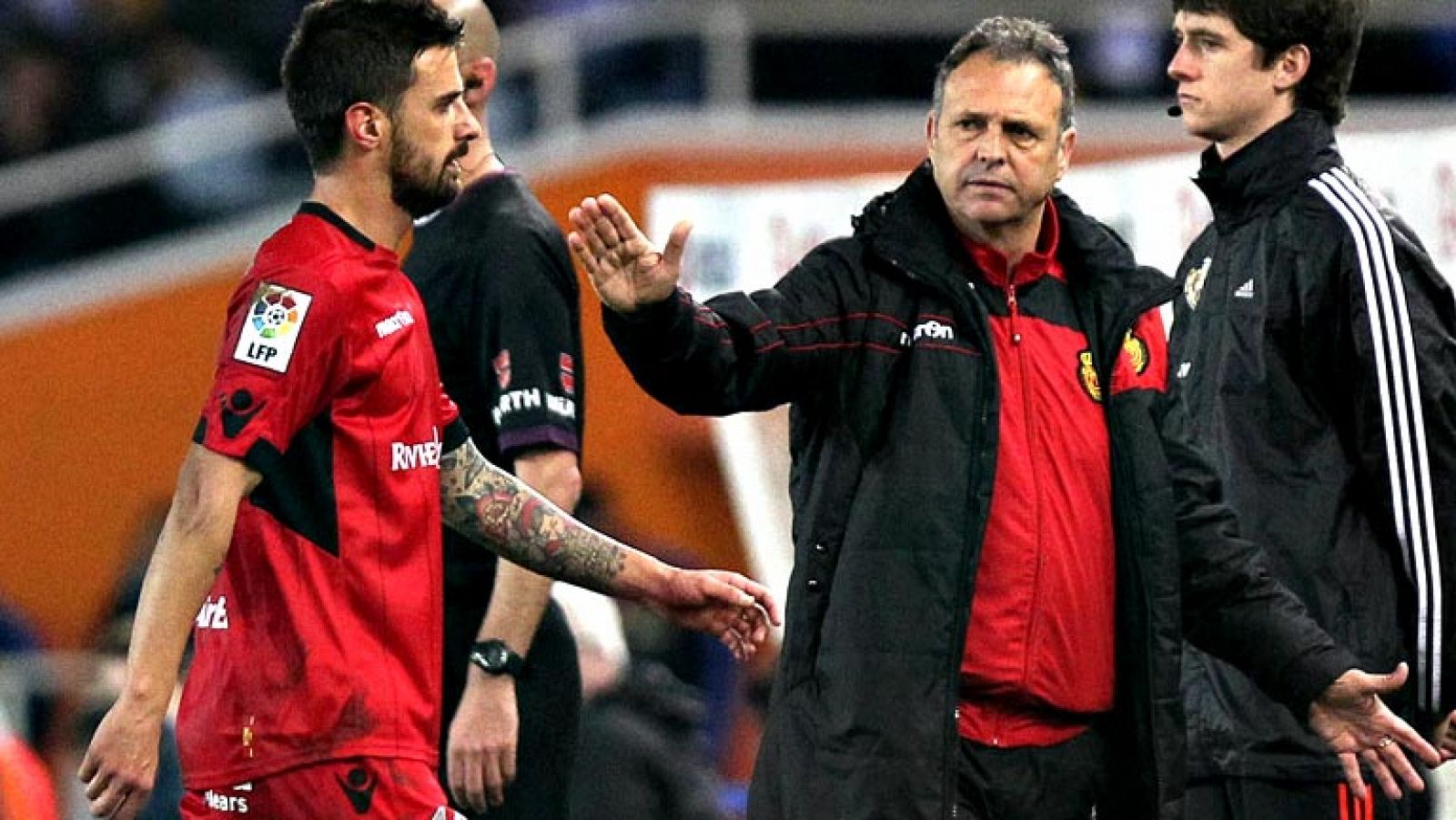 El Mallorca ha confirmado este lunes la destitución del técnico  Joaquín Caparrós, tras los malos resultados del conjunto bermellón y  la derrota sufrida este domingo ante la Real Sociedad (3-0) en la  vigésimo segunda jornada de la Liga BBVA. Caparr