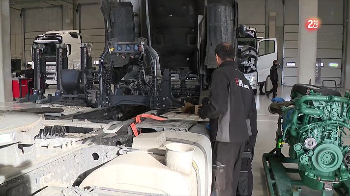 L'Informatiu - Espanya busca milers de transportistes i recorre fins al Perú per trobar-los