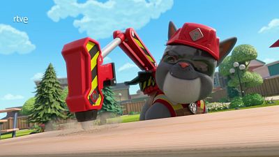 El equipo construye un circuito de mini golf - Equipo Rubble | Ver