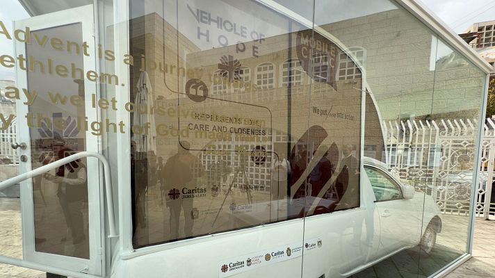 Telediario 1 - Un papamóvil de Francisco se convierte en ambulancia con destino a Gaza