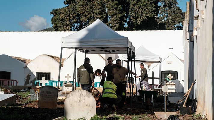 Informatiu Balear - Comienzan las excavaciones del V plan de fosas en el cementerio de Figueretes, Eivissa / Ibiza