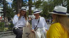 Hasta el fin del mundo - Alba Carrillo y Cristina Cifuentes se lanzan a la venta ambulante de sombreros
