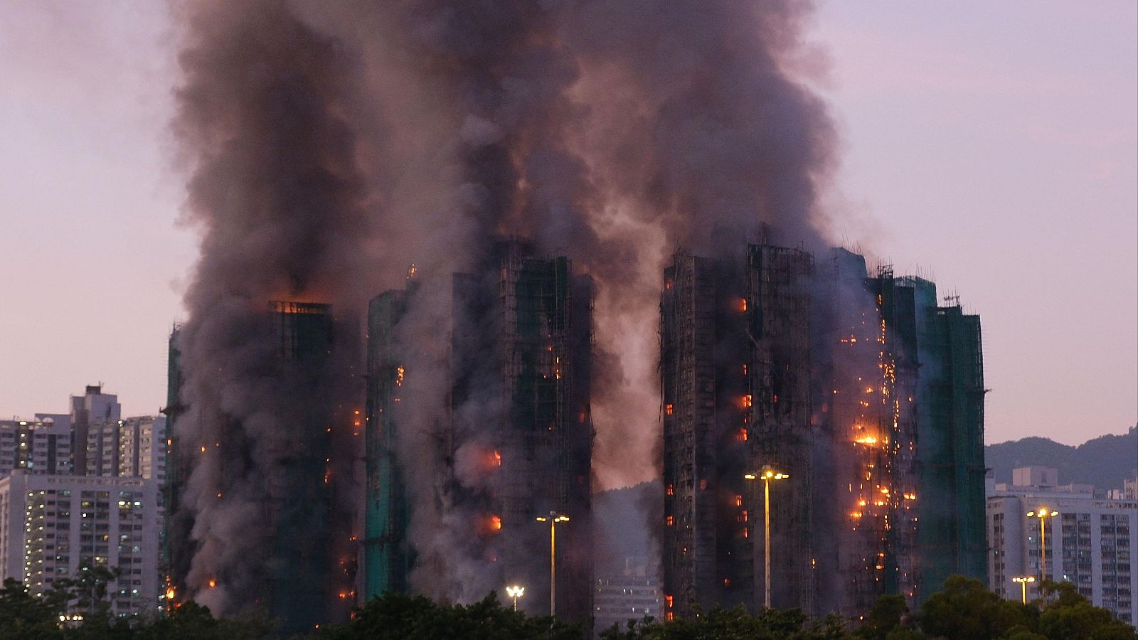 Un gran incendio quema varios rascacielos residenciales en Hong Kong - Informativo 24h | Ver