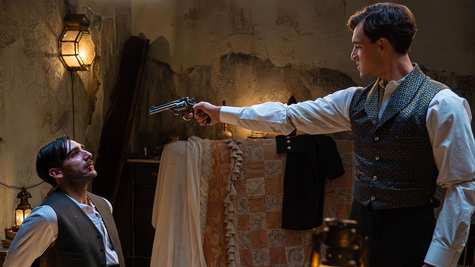 La Promesa: Curro, a punto de matar a Lorenzo - La promesa | Ver