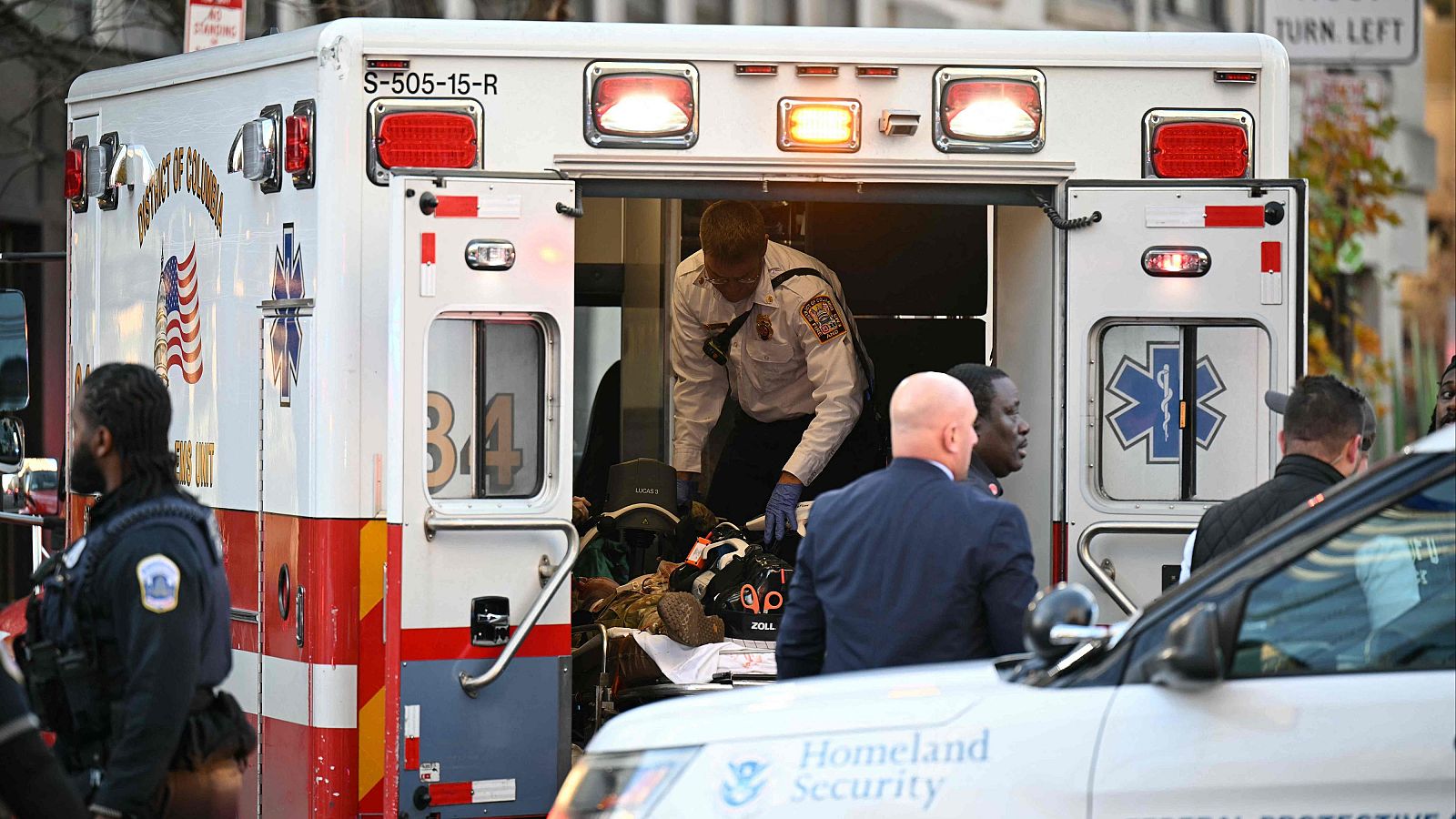 Dos soldados en estado crítico tras un tiroteo junto a la Casa Blanca - La noche en 24h | Ver