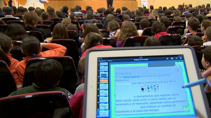 Telediario 1 - Se multiplican las denuncias por ciberacoso en el último año