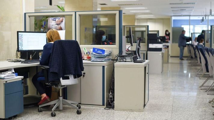 La hora de La 1 - Gobierno y sindicatos pactan una subida salarial para los funcionarios del 11% hasta 2028