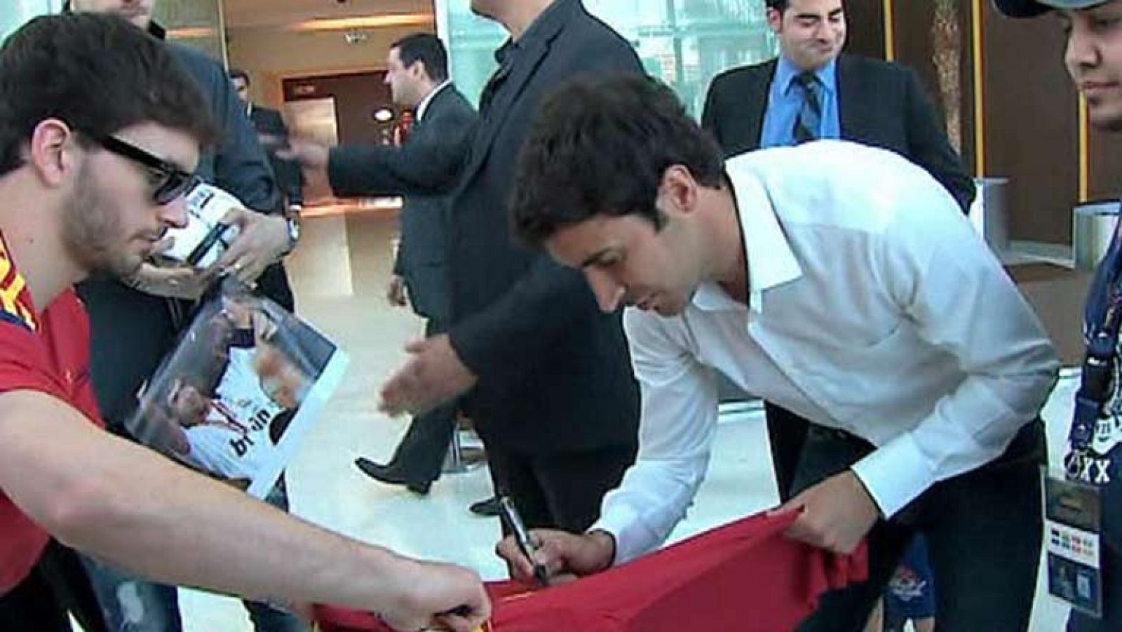 Raúl fue aplaudido por los internacionales en el comedor, cuando llegó al hotel de concentración. Aunque no ha participado en los grandes éxitos del equipo nacional, Raúl González Blanco es un hombre admirado en el grupo.