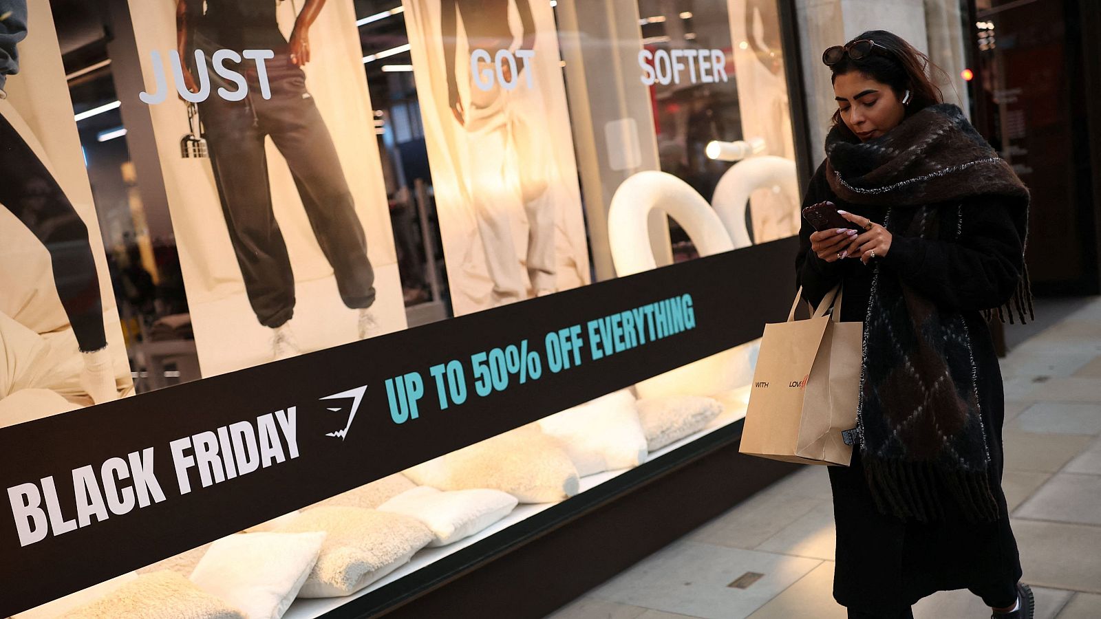 Black Friday, fenómeno de las grandes ciudades y no del mundo rural - Telediario 2 | Ver