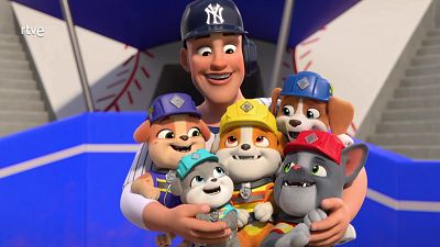 El equipo construye un campo de béisbol - Equipo Rubble | Ver