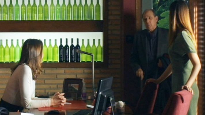 Gran Reserva - Vicente hace que Paula se endeude