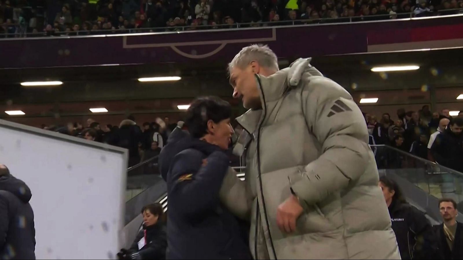 La tensión por no irse en desventaja al partido de vuelta de la final entre Alemania y España de la Nations League se trasladó a los banquillos, con un encontronazo entre Christian Wück y Sonia Bermúdez en el saludo tras el pitido final.